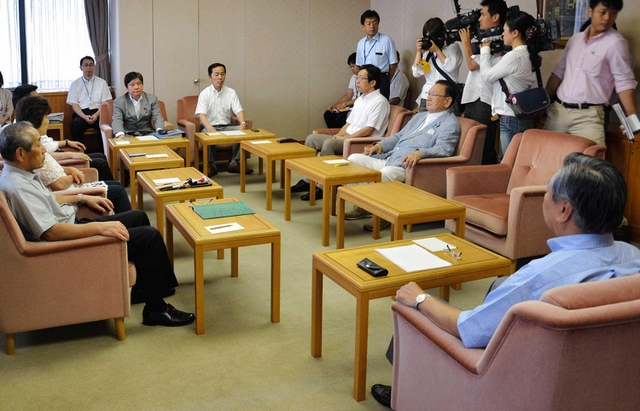 政務活動費を使った調査委託が「架空」だったことが報告された市議会代表者会議＝７月２９日、神戸市役所