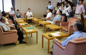 政務活動費を使った調査委託が「架空」だったことが報告された市議会代表者会議＝７月２９日、神戸市役所