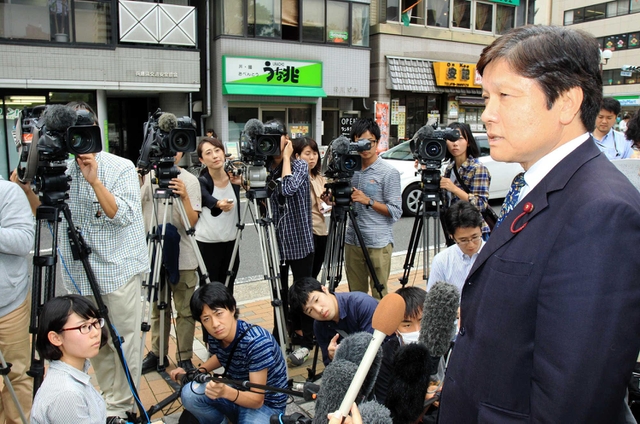 告発の経緯などを報道陣に説明する守屋隆司・神戸市議会議長＝２５日午後、神戸市中央区下山手通５、県警本部前