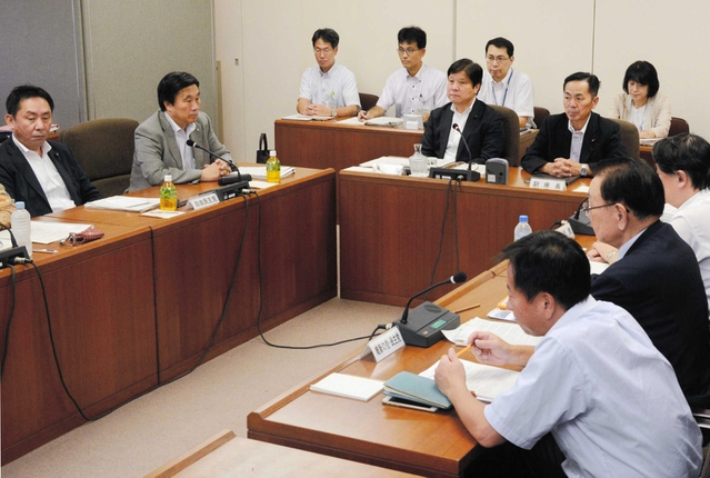 自民党神戸の関係者に事情を聴いた神戸市議会の検討会。真相解明には至らず、疑惑はさらに膨らんだ＝１８日、神戸市役所