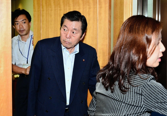 政務活動費の問題に関する検討会で、事情聴取を終えて退室する岡島亮介市議（中央）＝１４日午後、神戸市役所（撮影・中西幸大）