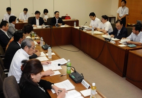 ３日間にわたる「自民党神戸」関係者への事情聴取が終わった神戸市議会の検討会＝１８日午後、神戸市役所