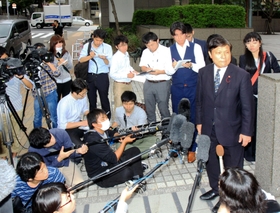 告発の経緯などを報道陣に説明する守屋隆司・神戸市議会議長＝２５日午後、神戸市中央区下山手通５、県警本部前