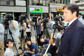 告発の経緯などを報道陣に説明する守屋隆司・神戸市議会議長＝２５日午後、神戸市中央区下山手通５、県警本部前