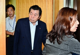 政務活動費の問題に関する検討会で、事情聴取を終えて退室する岡島亮介市議（中央）＝１４日午後、神戸市役所（撮影・中西幸大）