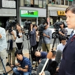 告発の経緯などを報道陣に説明する守屋隆司・神戸市議会議長＝２５日午後、神戸市中央区下山手通５、県警本部前