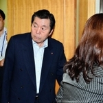 政務活動費の問題に関する検討会で、事情聴取を終えて退室する岡島亮介市議（中央）＝１４日午後、神戸市役所（撮影・中西幸大）