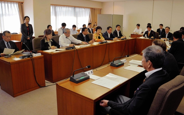 政務活動費の不正流用問題を受けて設けられた検討会の会合。再発防止策をめぐる具体的な議論は非公開とされた＝２６日、神戸市役所