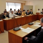 政務活動費の不正流用問題を受けて設けられた検討会の会合。再発防止策をめぐる具体的な議論は非公開とされた＝２６日、神戸市役所