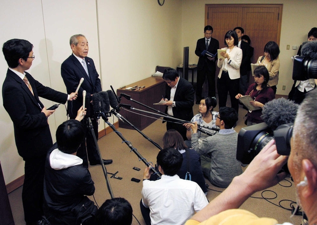 市議の書類送検を受けて報道陣の取材に応じる池田林太郎・神戸市議会議長＝２８日午後、神戸市中央区加納町６