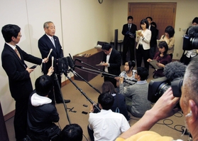 市議の書類送検を受けて報道陣の取材に応じる池田林太郎・神戸市議会議長＝２８日午後、神戸市中央区加納町６