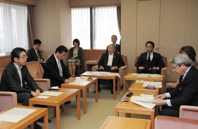 神戸市議会の政務活動費問題の書類送検を受けて開かれた代表者会議＝神戸市中央区加納町６、神戸市役所