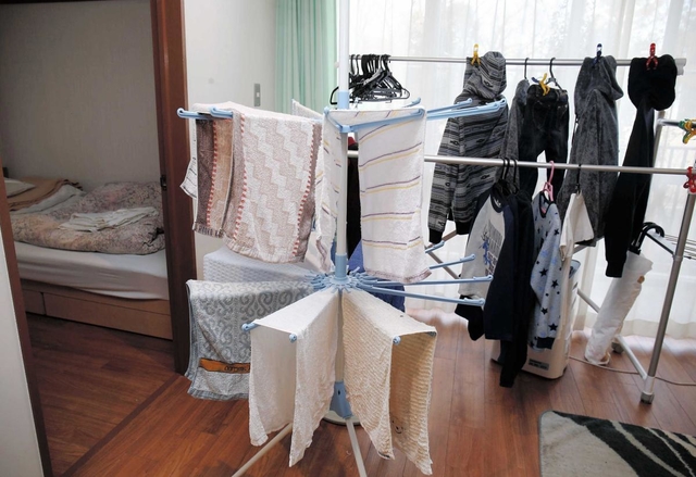 洗濯物。外は虫が付くので室内に干す