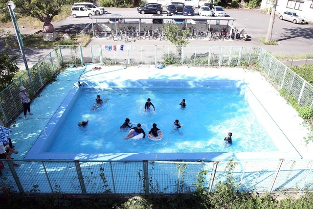 はしゃぎ声が水面で弾む