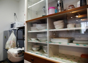 棚にお気に入りの食器が並ぶ