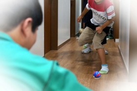酷暑。ボール遊びも部屋の中