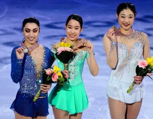 四大陸選手権で初優勝し、金メダルを手に笑顔を見せる三原舞依（中央）＝２０１７年２月１８日午後、韓国・江陵