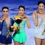四大陸選手権で初優勝し、金メダルを手に笑顔を見せる三原舞依（中央）＝２０１７年２月１８日午後、韓国・江陵