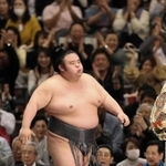 千秋楽で栃ノ心関を破って大関昇進を確実にし、大きく息をつく貴景勝＝２０１９年３月２４日、エディオンアリーナ大阪
