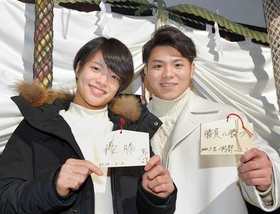 ２０２０年の初詣で飛躍を期す阿部詩（左）と兄の一二三＝神戸市兵庫区