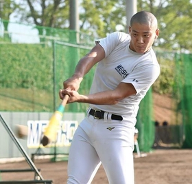 全体練習が再開され、打撃練習に励む明石商の来田涼斗主将＝明石市