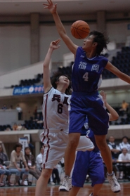 兵庫国体バスケットボール少年女子２回戦・兵庫－福岡　延長、ブロックショットを決める福岡の森ムチャ（４）＝２００６年１０月２日、神戸市須磨区のグリーンアリーナ神戸