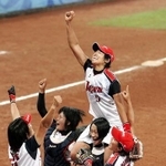 北京五輪で金メダルを獲得し、上野由岐子投手を肩車して喜ぶ乾絵美捕手ら日本代表＝２００８年８月２１日、豊台ソフトボール場