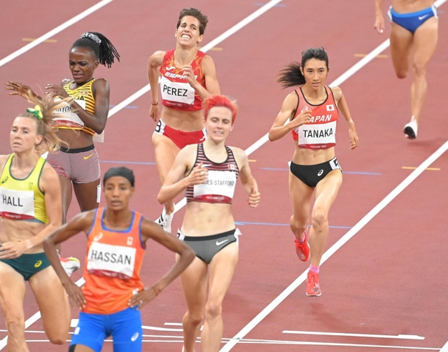 女子１５００メートル決勝　８位でゴールする田中希実（右）＝国立競技場（撮影・高部洋祐）