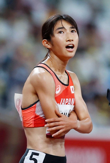 女子１５００メートル決勝　ゴールし電光掲示板を見る田中希実＝６日、国立競技場