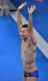 男子板飛び込み決勝　最終演技を終え、観客席に向かって手を上げる寺内健（撮影・高部洋祐）