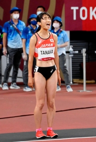 女子１５００メートル決勝　レース後に「ありがとうございました」と声を上げる田中希実＝６日、国立競技場