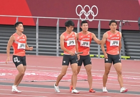 バトンが渡らず途中棄権となり引き揚げる（左から）小池祐貴、多田修平、桐生祥秀、山県亮太＝６日、国立競技場（撮影・高部洋祐）