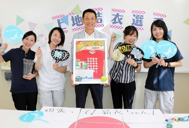 中学生のころから上地結衣の成長を見守ってきた浅井哲也社長（中央）と社員ら＝神戸市西区、シィメス本社