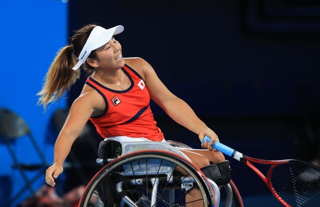 車いすテニス女子シングルス決勝　オランダのディーデ・デフロートによる好返球に苦笑いする上地結衣＝有明テニスの森センターコート（撮影・吉田敦史）