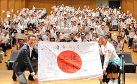 リオデジャネイロパラリンピックに出場する上地結衣（手前右）を、激励するシィメスの社員ら（提供写真）