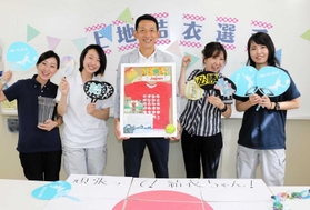 中学生のころから上地結衣の成長を見守ってきた浅井哲也社長（中央）と社員ら＝神戸市西区、シィメス本社