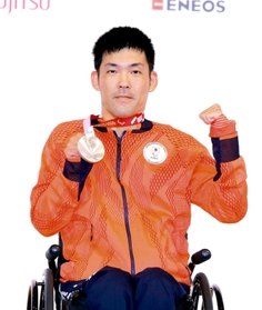 銀メダル獲得から一夜明け、記者会見で撮影に応じる陸上男子の大矢勇気＝４日午前、東京都内（代表撮影）