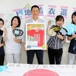 中学生のころから上地結衣の成長を見守ってきた浅井哲也社長（中央）と社員ら＝神戸市西区、シィメス本社