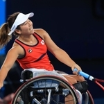 車いすテニス女子シングルス決勝　オランダのディーデ・デフロートによる好返球に苦笑いする上地結衣＝有明テニスの森センターコート（撮影・吉田敦史）