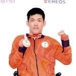銀メダル獲得から一夜明け、記者会見で撮影に応じる陸上男子の大矢勇気＝４日午前、東京都内（代表撮影）