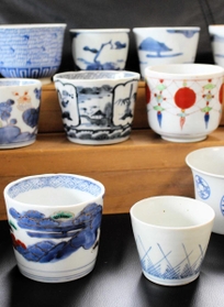 骨董店から初めて購入したそば猪口（前列右）。その左隣が、翌日に購入した松の図柄のそば猪口