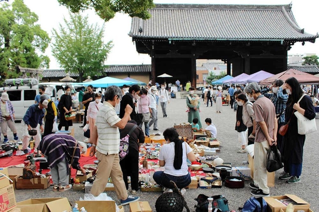 京都・東寺で開かれたガラクタ市（１０月４日）。秋になってにぎわいが戻った。骨董の出店が多い弘法市は新型コロナ禍で休止したままだ