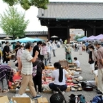 京都・東寺で開かれたガラクタ市（１０月４日）。秋になってにぎわいが戻った。骨董の出店が多い弘法市は新型コロナ禍で休止したままだ