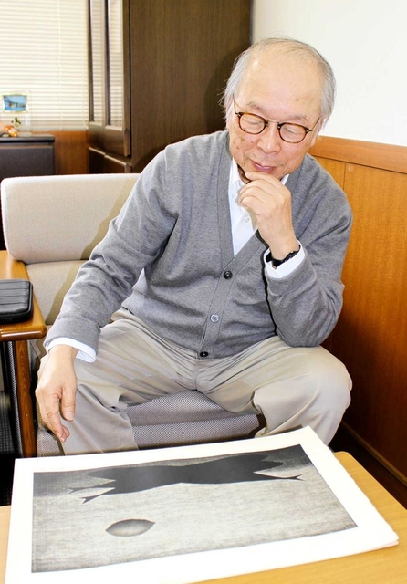 筆者が持参した作品を鑑定する三木哲夫さん＝丹波篠山市、兵庫陶芸美術館