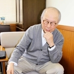 筆者が持参した作品を鑑定する三木哲夫さん＝丹波篠山市、兵庫陶芸美術館