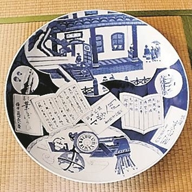 京都の骨董祭で購入した「文明開化もの」の皿。小学校や教科書が描かれている