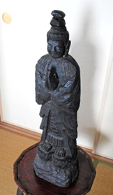 筆者が神戸・須磨寺の骨董市で購入した木彫の観音菩薩立像。由来や制作年代などは一切分からない