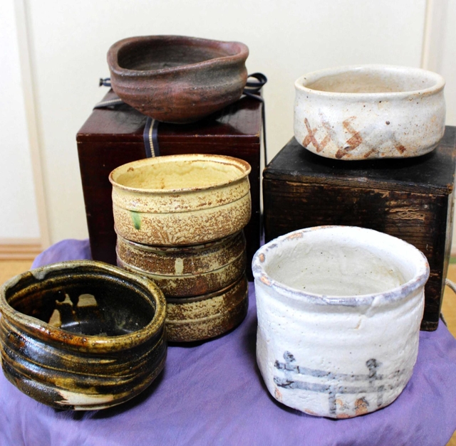 織部焼の沓（くつ）茶碗（前列左）や、備前、志野の茶碗など。いずれも「桃山くらいはある」と言われて買った。真偽は不明である