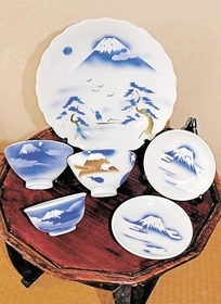 統制番号入りの食器の数々。中央奥の皿の裏面（写真左）には岐阜県内で製造されたことを示す「岐９３５」の記号がある