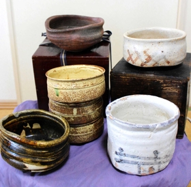 織部焼の沓（くつ）茶碗（前列左）や、備前、志野の茶碗など。いずれも「桃山くらいはある」と言われて買った。真偽は不明である